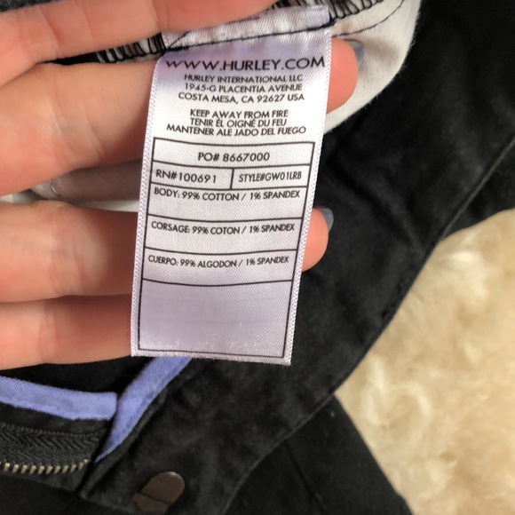 HURLEY Classic fit low rider skateboarding/Bermuda shorts. Size 7. In black - Picture 14 of 15